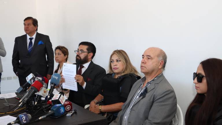 Familia de Fernando Villavicencio denuncia a Lasso y otras autoridades por omisión en el asesinato