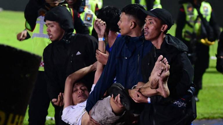 Se morían delante de nosotros: futbolista cuenta momentos de terror por estampida del estadio de fútbol en Indonesia
