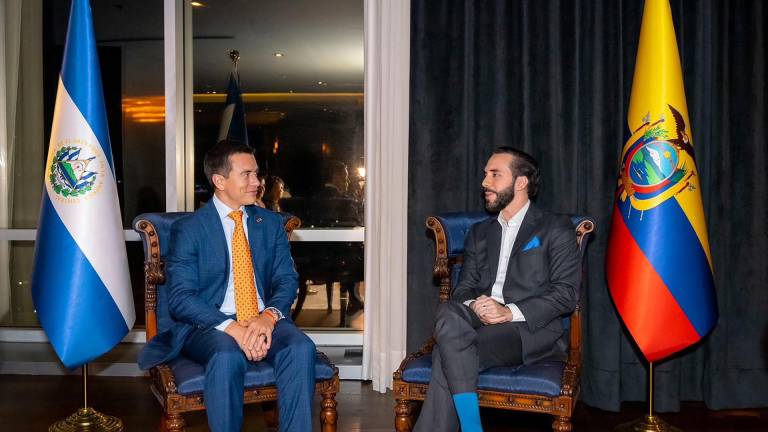 Fotografía cedida por la Presidencia de Ecuador del mandatario ecuatoriano, Daniel Noboa (i), durante una reunión con el presidente de El Salvador, Nayib Bukele, este viernes en San Salvador (El Salvador).