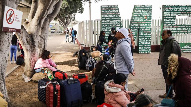Migrantes hacen fila para solicitar un proceso de asilo en Estados Unidos, el 23 de marzo de 2024, en el paso fronterizo del Chaparral en Tijuana, Baja California (México).