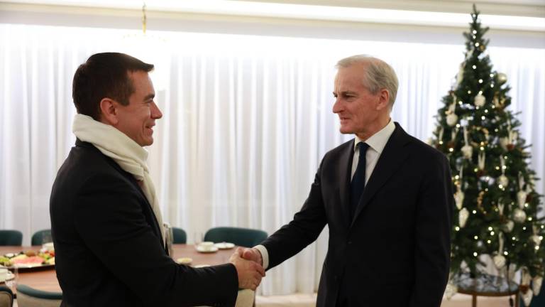 El mandatario ecuatoriano Daniel Noboa estrecha la mano del primer ministro de Noruega, Jonas Gahr Støre.