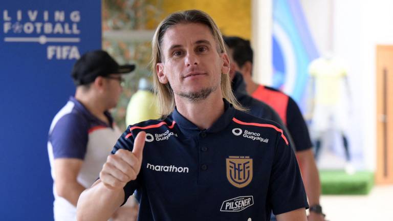 El entrenador argentino de Ecuador, Sebastián Beccacece, llega a una conferencia de prensa en el complejo deportivo Casa de la Selección en Quito el 20 de marzo de 2025.