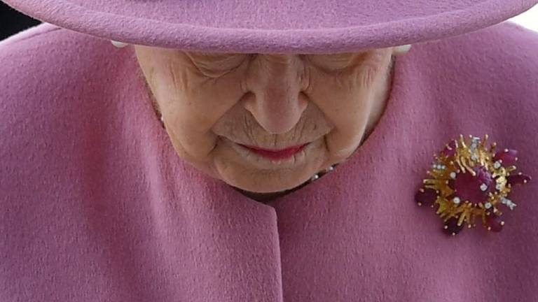 Hay preocupación por la reina Isabel: está bajo supervisión médica