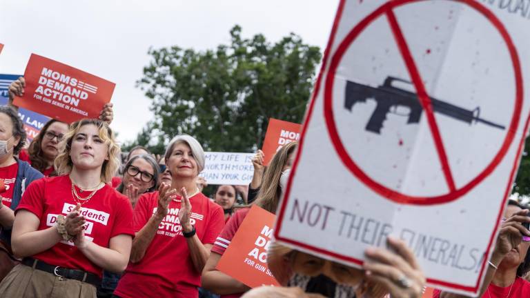 Dolor por niños asesinados en escuela de Texas plantea el debate: ¿seguir permitiendo el uso de armas?
