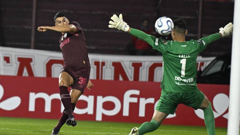 Agustín Cardozo marcando el gol al portero de Liga de Quito, Gonzalo Valle.