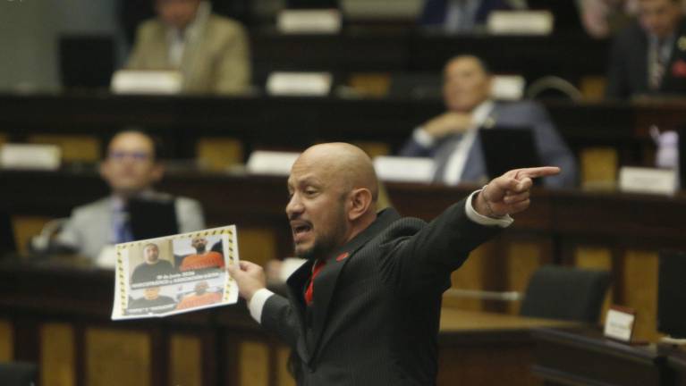 El legislador de la bancada ADN, Andrés Castillo, durante su intervención en el pleno.