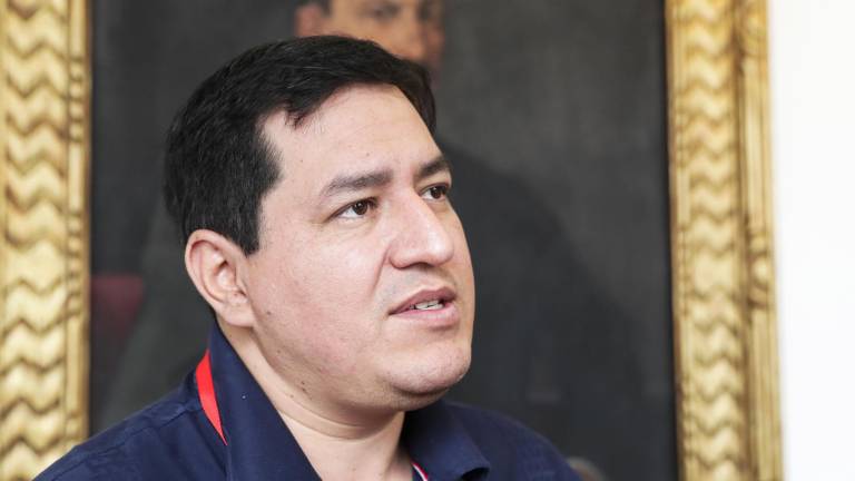 El excandidato a la presidencia de Ecuador Andrés David Arauz habla durante un entrevistas con EFE este domingo, en Bogotá.