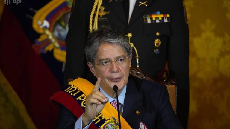 Guillermo Lasso firma decreto para sacar a 1,7 millones de personas de la central de riesgo