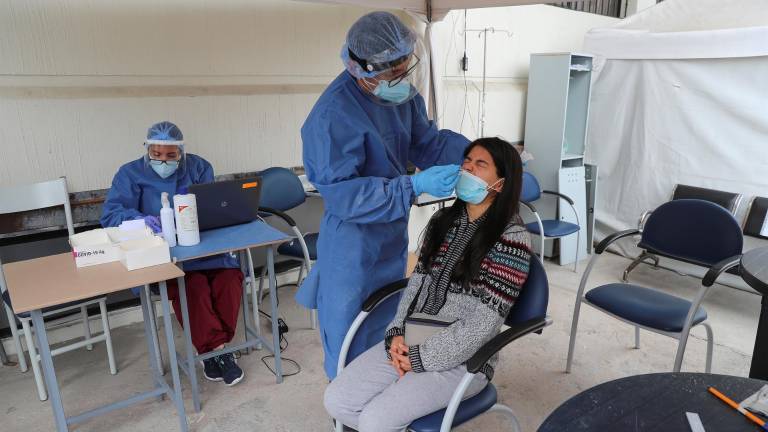 Personas se someten a pruebas para detectar la covid-19 en Quito (Ecuador), en una fotografía de archivo.
