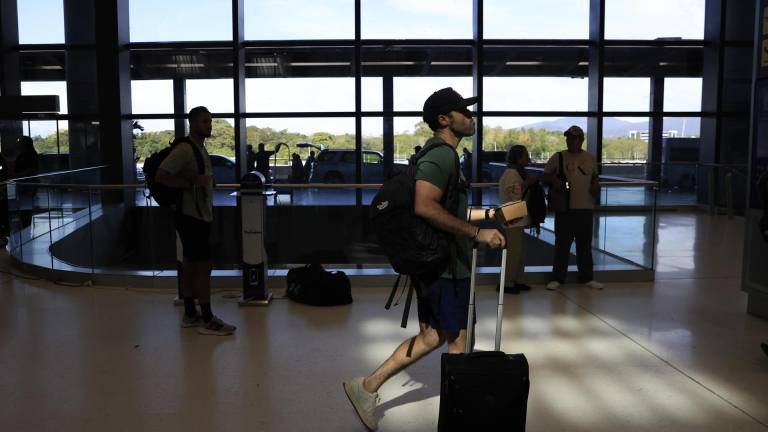 Un persona camina dentro del Aeropuerto Internacional de Tocumen este jueves, en Ciudad de Panamá (Panamá). La panameña Copa Airlines anunció que suspende de manera temporal sus vuelos desde y hacia Caracas.