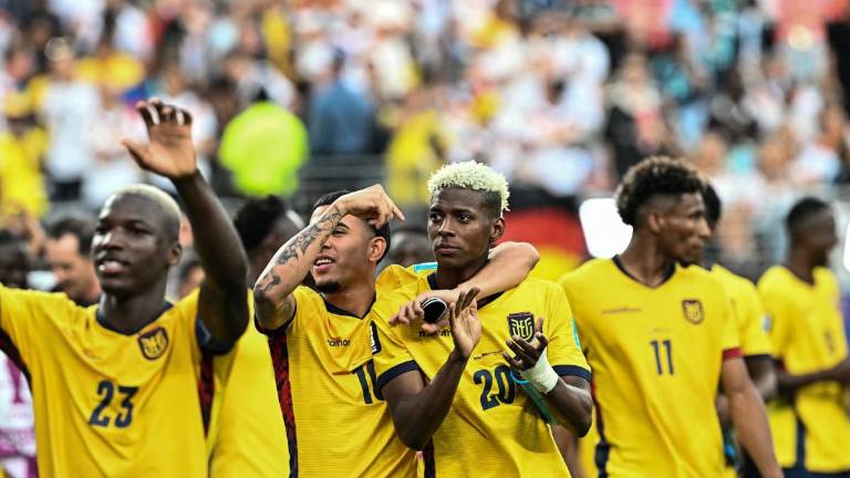 El mediocampista ecuatoriano Kendry Páez (centro-izquierda) y el delantero Nilson Angulo (centro-derecha) celebran la victoria tras el partido del Grupo E del Mundial 2026 entre Ecuador y Alemania.