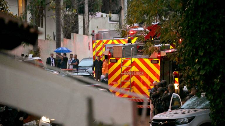 Elementos de los Bomberos y la Policía de San Pablo, Brasil; atienden la emergencia.