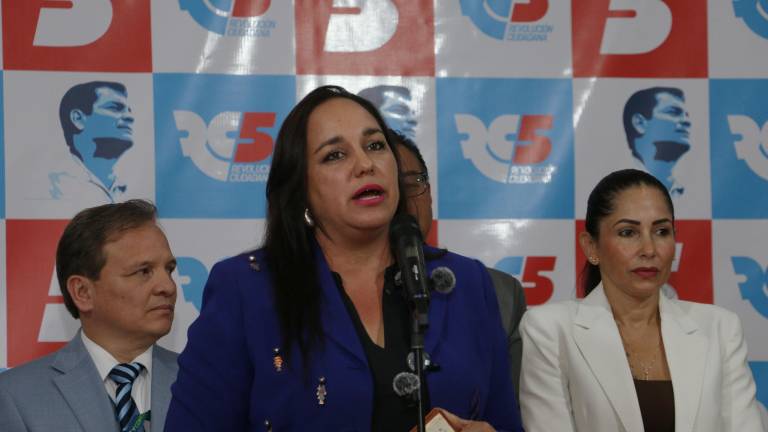 Fotografía de una rueda de prensa de la Revolución Ciudadana, realizada el pasado 9 de marzo, encabezada por la presidenta del movimiento, Gabriela Rivadeneira.