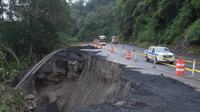 Destruidos dos de cuatro carriles de la vía Alóag-Santo Domingo por hundimiento