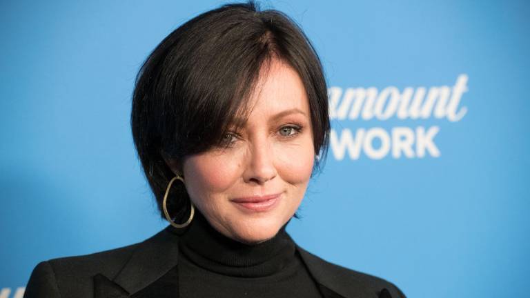 Shannen Doherty, estrella de 'Hechiceras', fallece a los 53 años.