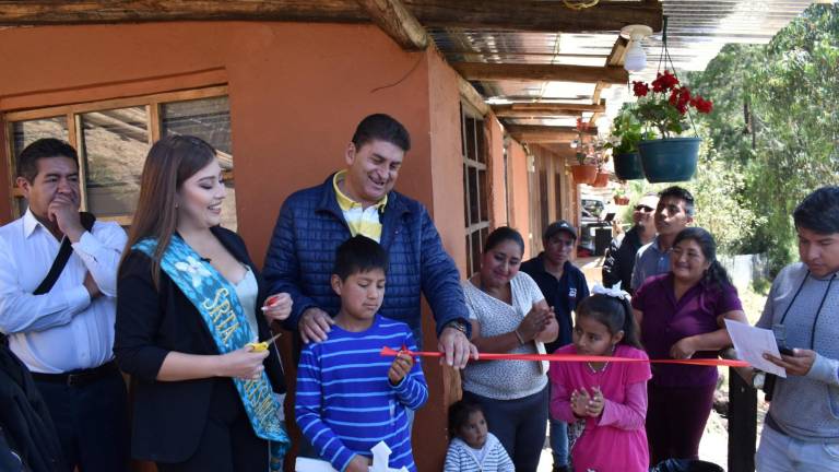 Familia del niño Cristian durante la inauguración de su vivienda completamente renovada.