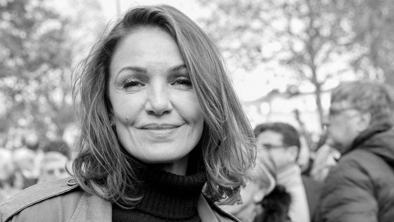 La actriz francesa Nadia Fares posa para una fotografía al inicio de una marcha silenciosa en la que se pedía la paz en Oriente Medio, en París, el 19 de noviembre de 2023.