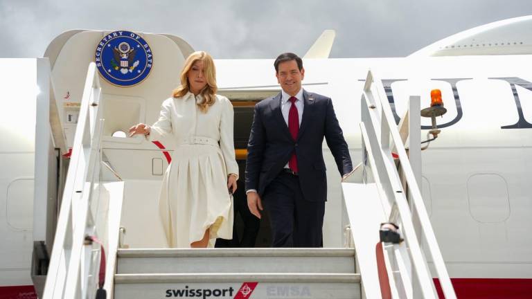 Marco Rubio llegó a Quito junto a su esposa.