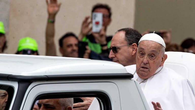 El papa Francisco recorrió la plaza de San Pedro en papamóvil durante varios minutos.