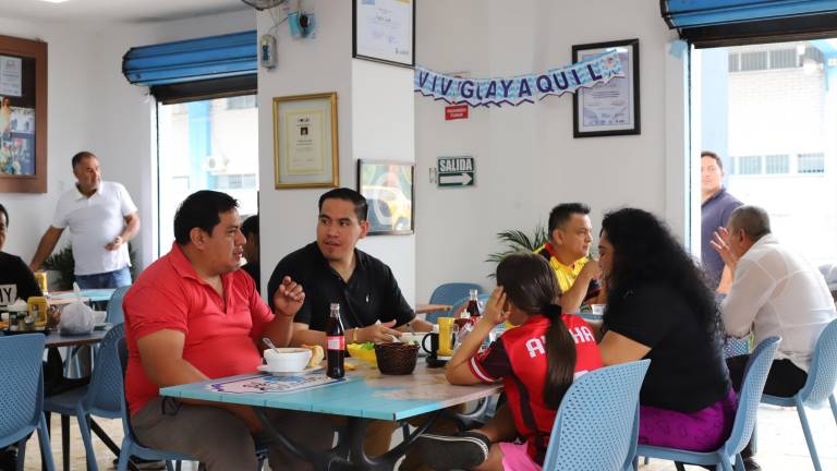El local abre desde las 8 de la mañana y termina por la tarde, sin hora fija. Es hasta que se acabe la comida, dice Angélica Cujilán, propietaria de El Pez Volador.