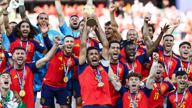 El centrocampista español Rodri levanta el trofeo junto a sus compañeros tras ganar la final del Mundial de fútbol de 2026 entre España y Argentina.