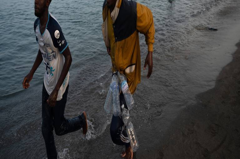 $!Migrantes regresan a Marruecos tras cruzar la frontera para ingresar al enclave español de Ceuta, en el norte de África, el 31 de julio de 2026.