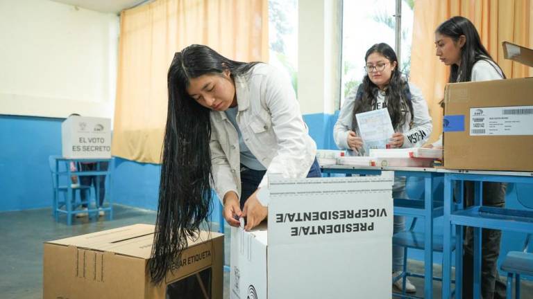 Segunda vuelta Ecuador 2025: Esta es la multa por utilizar el celular al momento de votar