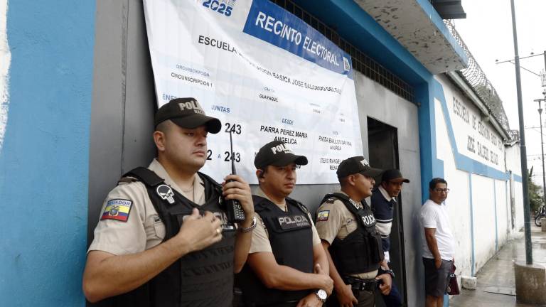 Más de 56 mil policías se despliegan en Ecuador para seguridad en la segunda vuelta entre Noboa y González