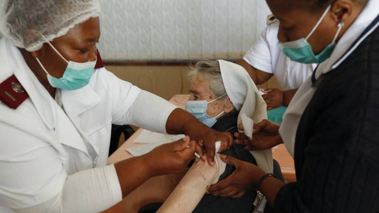 Pfizer propone tercera dosis en medio de arremetida devastadora de la variante Delta