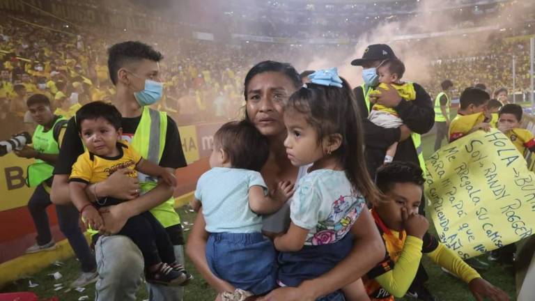 VIDEO: Encendido de bengalas provocó gresca entre hinchas de Barcelona y Emelec