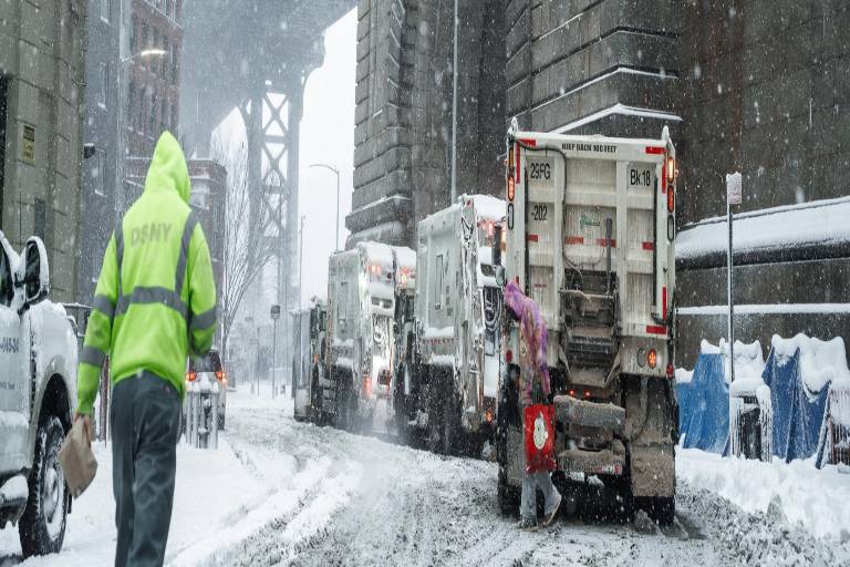 $!Nieve cae sobre el puente Brooklyn.