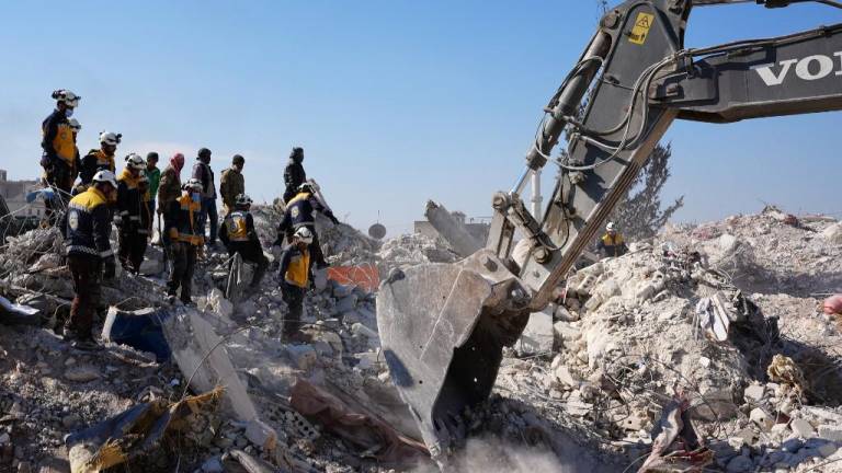 Rescatan a una mujer que pasó más de 100 horas sepultada por el terremoto en Turquía