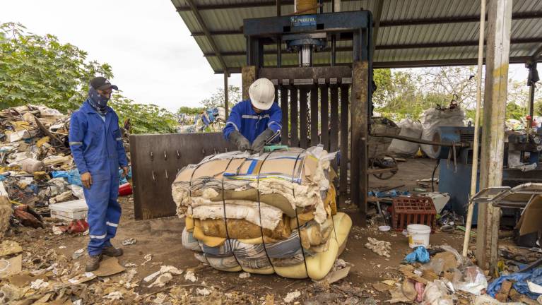 1.000 colchones se retiraron de Galápagos para coprocesamiento