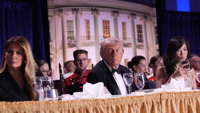 Evacúan a Donald Trump de una cena tras disparos de un tirador