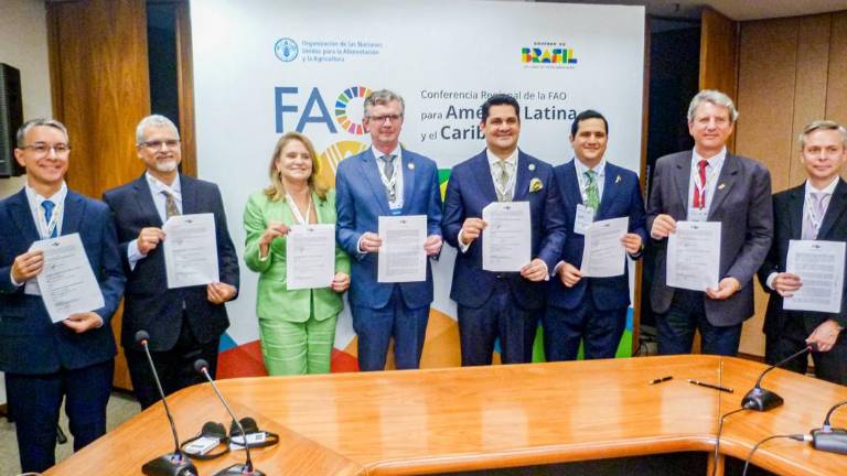 Los representantes de Ecuador y Brasil, así como del sector productivo privado, en la firma del acuerdo para desarrollar variedades de banano resistentes al Fusarium R4T y Moko.