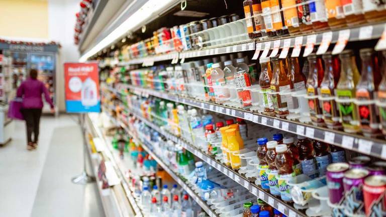 ¿Subirá el precio del pan, leche, fideos y otros productos procesados con IVA, tras el anuncio del SRI?