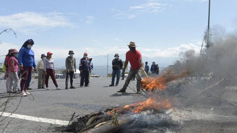 Bloqueo de vías y pequeñas protestas en segunda jornada de paro a nivel nacional
