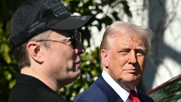El presidente de Estados Unidos, Donald Trump, y el director ejecutivo de Tesla, Elon Musk, hablan con la prensa mientras se encuentran junto a un vehículo Tesla en el Pórtico Sur de la Casa Blanca el 11 de marzo de 2025 en Washington, DC.