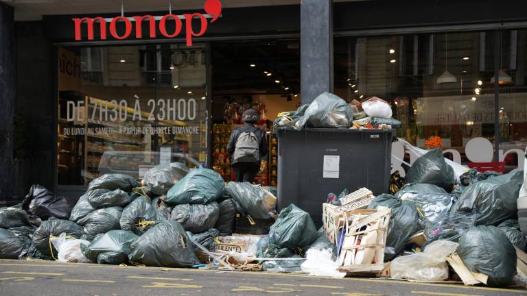¿Por qué hay montañas de basura en las principales calles de París?