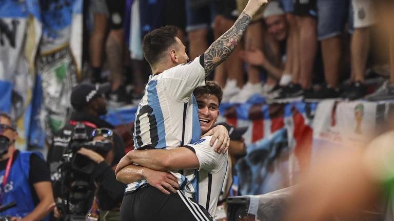 Lionel Messi celebra con Julián Álvarez el triunfo de Argentina ante Australia.