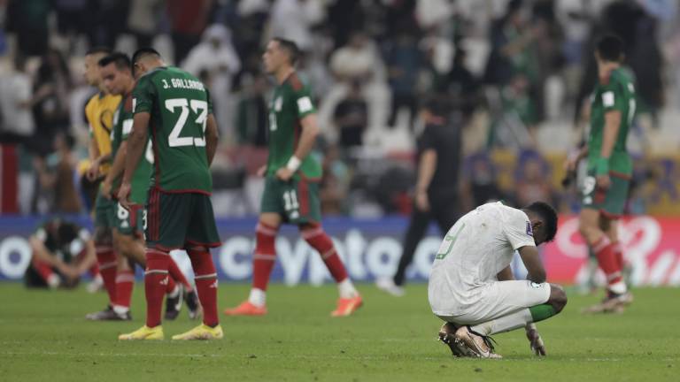 Un jugador de Arabia Saudita reza hoy, al final del partido ante México en el estadio Lusail (Catar).