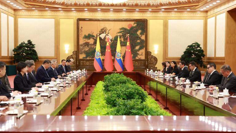 El mandatario de Ecuador, Daniel Noboa (c-d), y el presidente de China, Xi Jinping (c-i), durante una reunión oficial este martes, en Pekín.