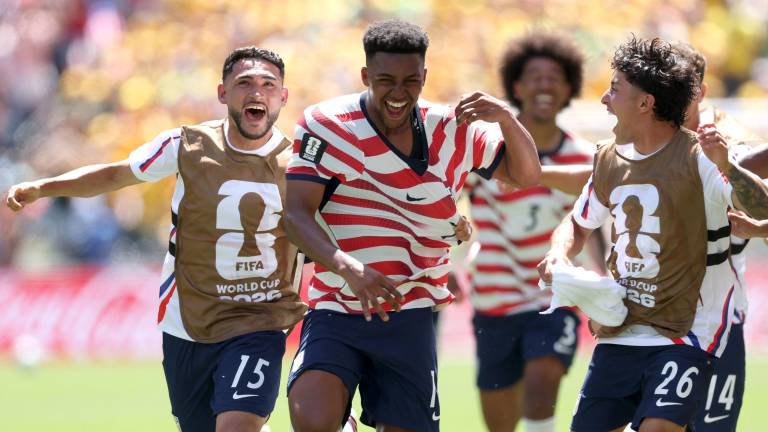 Alex Freeman celebra con sus compañeros tras marcar el segundo gol de su equipo durante el partido entre Estados Unidos y Australia.