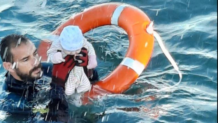 La impactante imagen del rescate de un bebé tras un naufragio de migrantes
