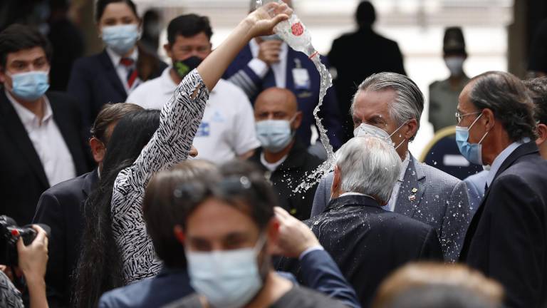 Una mujer lanza agua al presidente chileno Piñera en un acto en La Moneda