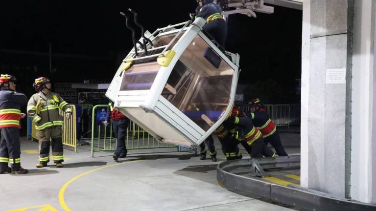Varias personas quedaron atrapadas en cabinas del Teleférico de Quito debido a un fallo eléctrico en el sistema