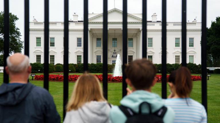 Turistas afuera de la Casa Blanca en Washington, DC, EE.UU., 27 de mayo de 2025.