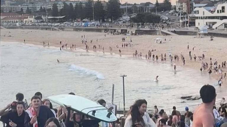 Tiroteo masivo en popular playa de Australia deja al menos 12 muertos y 29 heridos