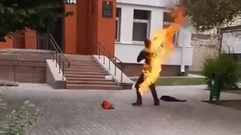 Hombre se prende fuego en Bielorusia