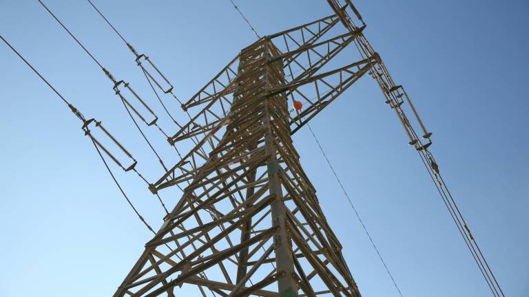 Fotografía referencial de cables de transmisión.